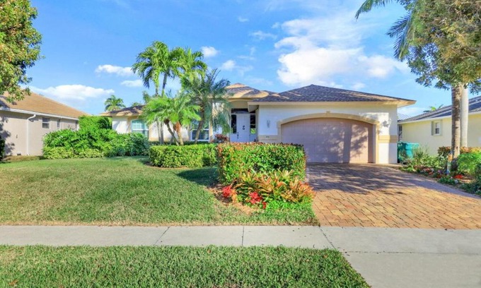 Marco Island Casa | Pet-friendly home with pool and steps to beach/food