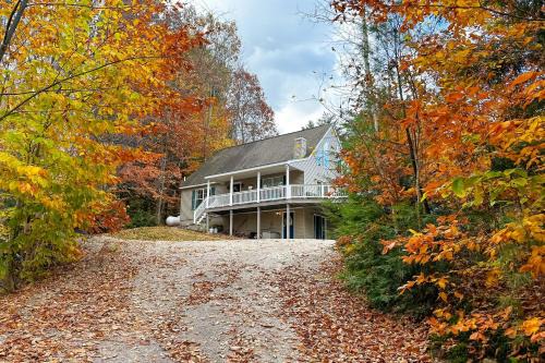 Conway Casa | Pet-Friendly Home with Hot Tub Near Cranmore!