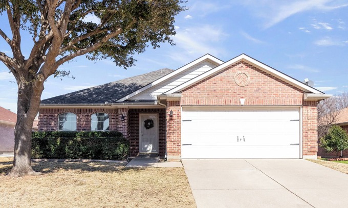 Roanoke Casa | Pet-friendly home with 6 beds, private office, backyard oasis in Roanoke, TX