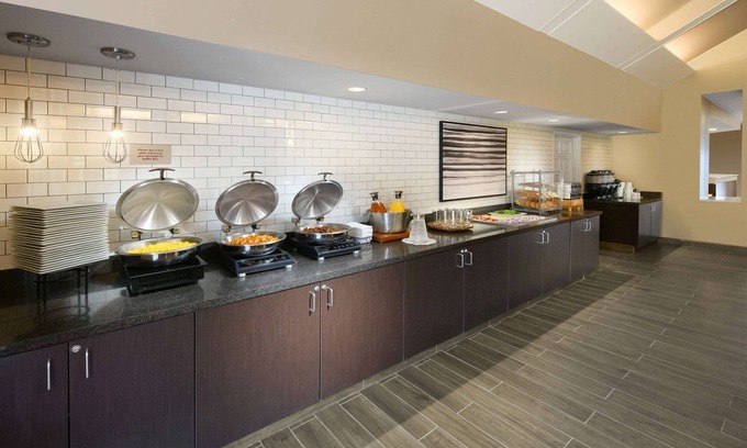 Richardson Complejo | Pet-friendly Hotel Near Cotton Bowl Stadium! FREE Parking, Pool, Tennis Court!