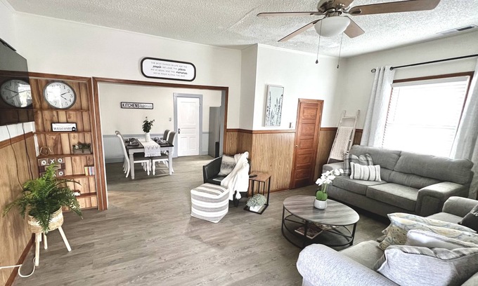 Alcoa Casa | Pet friendly house with 3 king beds and fenced in back yard.