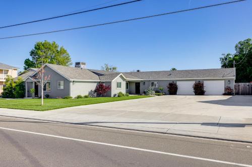 Hughson Casa | Pet-Friendly Hughson Getaway, 9 Mi to Modesto!