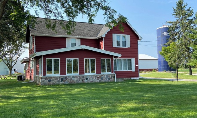 Village of Richfield Otro | Pet-friendly, Kid-friendly Farmhouse near Holy Hill, Ice Age Trail, State Forest