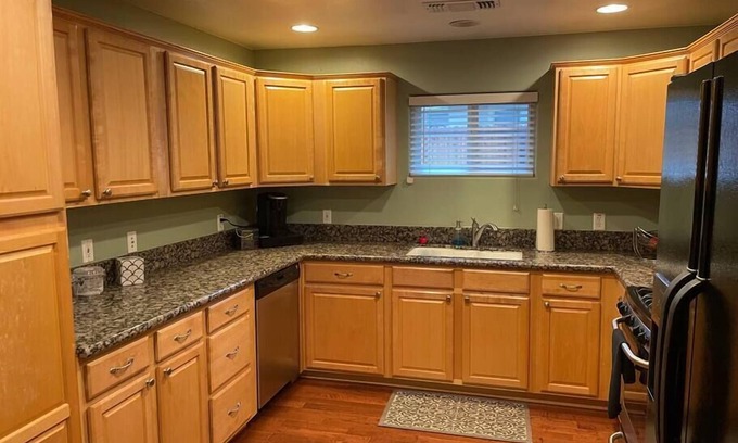 Auburn Casa | Pet Friendly, King bed 4 Rooms Sleeps 10
