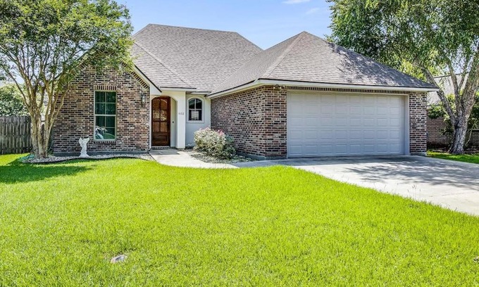 Lafayette Villa | Pet friendly,king bed,jacuzzi tub,separate shower