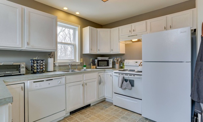 Rowland Casa | Pet-Friendly Lackawaxen Home w/ Gas Grill!