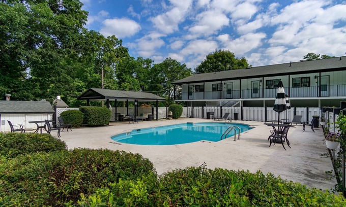 Flat Rock Condominio | Pet-Friendly Lakefront Studio – Canoes, Pool, Tennis, and Resort Perks at Historic Mill House Lodge!