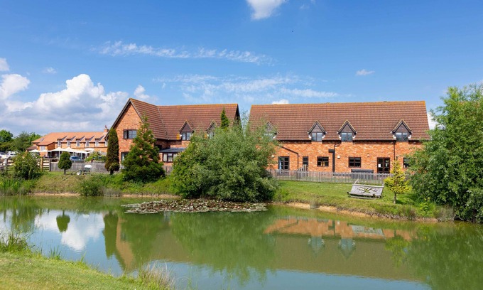Bedford Cabaña | Pet friendly lakeside cottage with private hot tub, onsite golf course & cafe