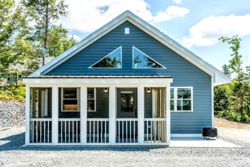 Sullivan Casa | Pet-Friendly Lakeside Cabin with Fire Pit & Screened Porch near Flanders Pond in Sullivan, Maine