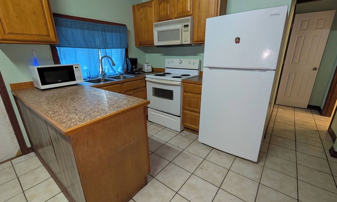 Coushatta Cabina | Pet friendly Lakeview cabin with fishing area near Coushatta La.