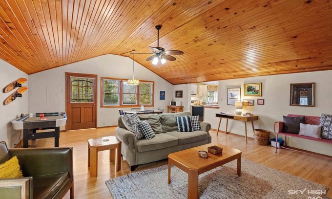 Garfield Cabina | Pet-friendly Lakeview Cabin on Beaver w/ Firepit