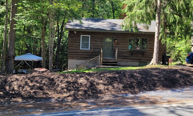 Ray Brook Casa | PET FRIENDLY -LOCATED BETWEEN LAKE PLACID AND SARANAC LAKE WITH PONTOON RENTALS