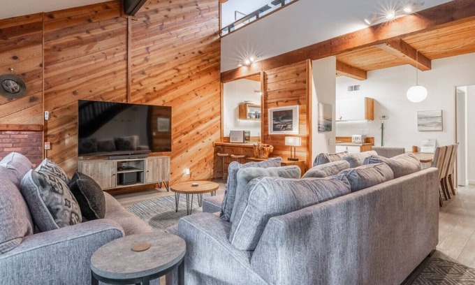 June Lake Condominio | Pet Friendly! Location, Luxury, Comfort