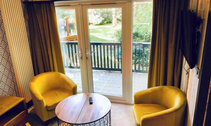 New Forest District Cabina | Pet Friendly Lodge - Sleeps6 - Long Stay Discount