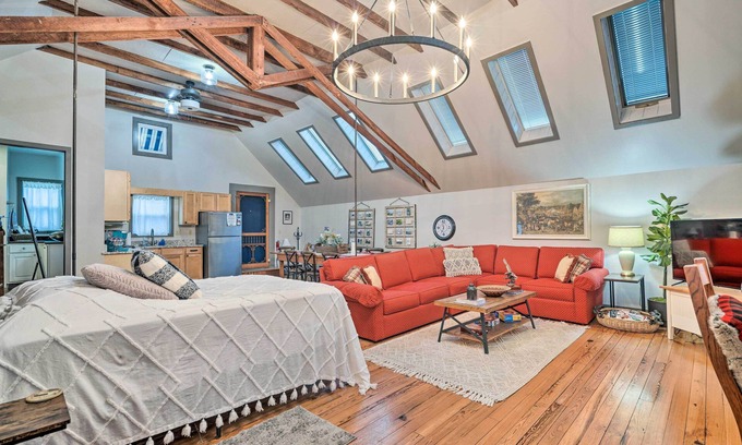 Bemus Point Apartamento | Pet-Friendly Loft Vacation Rental w/ Fire Pit!