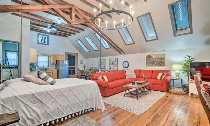 Bemus Point Apartamento | Pet-Friendly Loft Vacation Rental with Fire Pit!