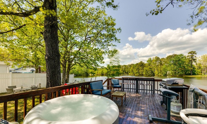 Mays Landing Cabaña | Pet-Friendly Mays Landing Vacation Rental on Lake!
