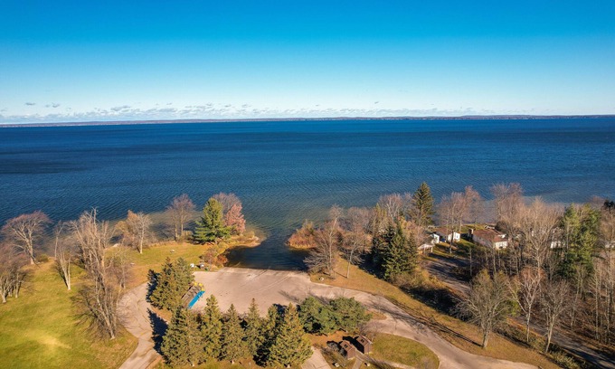 Houghton Lake Cabaña | Pet-Friendly Michigan Retreat w/ Fire Pit & Yard!