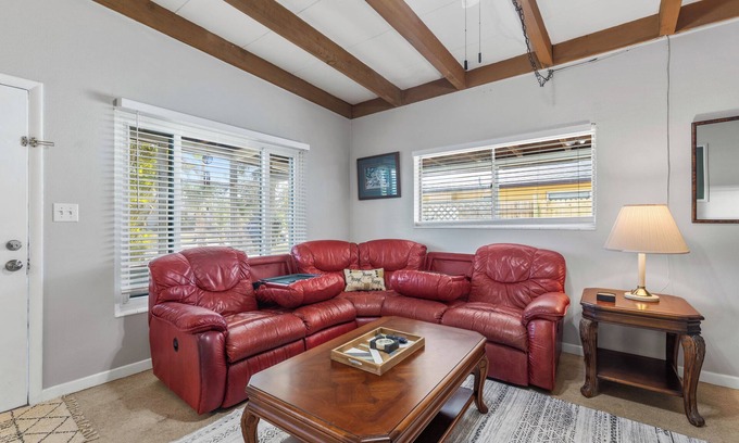 Whitfield Casa | Pet Friendly. Minutes to Beaches. Charming 2-bedroom house in adorable Sarasota.