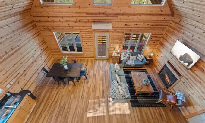 Jasper Cabina | Pet-Friendly Mnt. View Cabin Near River w/ Fire Pit + Hot Tub Sleeps 10