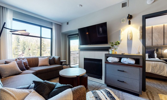 Mammoth Lakes Condominio | Pet-Friendly Modern Condo in Luxury Hotel! Across The Village, EV Charging