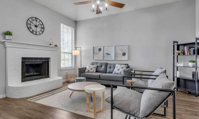 John T White Casa | Pet Friendly Modern Home near DTFW, Arlington, HEB, and Dallas