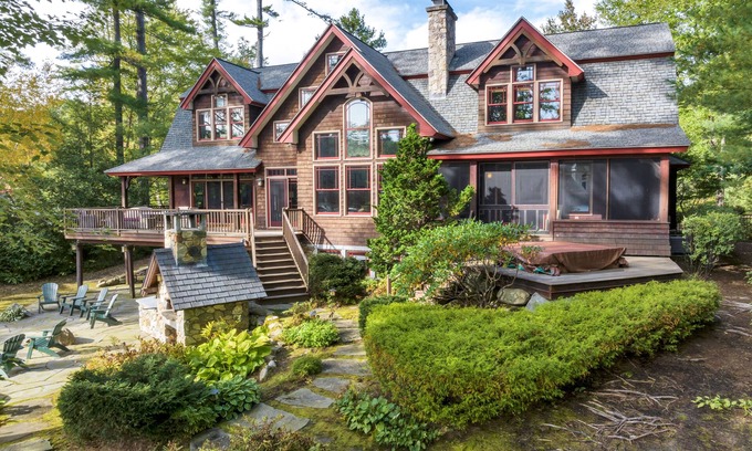 Moultonborough Casa | Pet Friendly Moose Lodge on Lake Winnipesaukee Sleeps 14