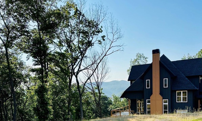 Talking Rock Casa | Pet friendly Mountaintop – 4-5 bdrms sleeps 12 -18