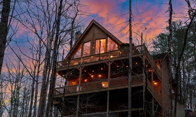 Talking Rock Casa | Pet Friendly Mountain Chalet - Hot Tub & Game Room