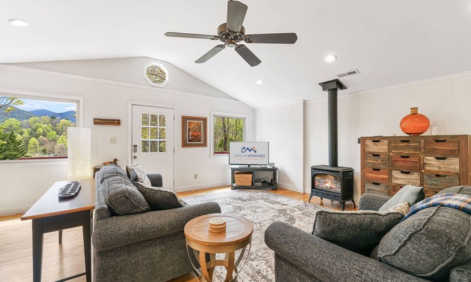 Weaverville Casa | ¡Serenidad ahora! ¡Ven a disfrutar de la vida country-chic en este moderno y mundano alquiler al norte de Asheville!