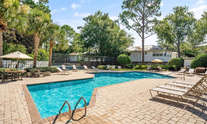 Saint Simons Heights Condominio | Pet Friendly (no pet fees) | Ground Level | Pool | Fitness Center | Tennis/Pickleball | Playground