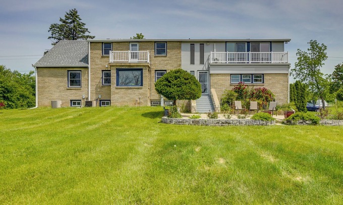 Brookfield Apartamento | Pet-Friendly New Berlin Retreat w/ Patio & Yard!