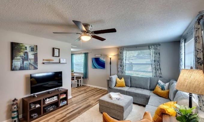 Bayshore Gardens Casa | Pet friendly newly renovated bungalow