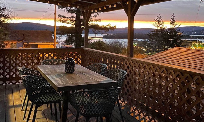 North Bend Casa | Pet-Friendly North Bend Home w/ Bay Views!
