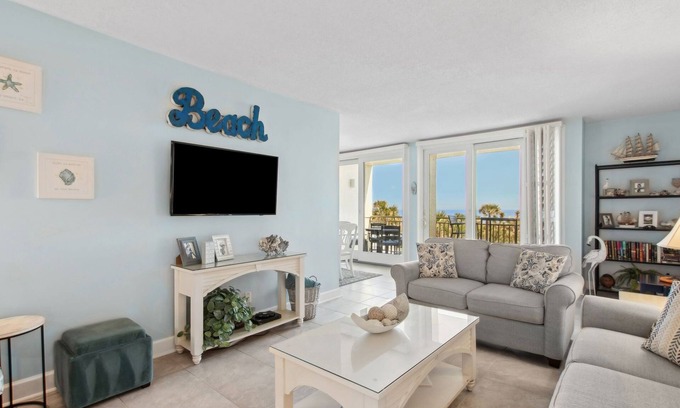 Fernandina Beach Condominio | Pet Friendly | Oceanfront Views from this Spacious Updated 3rd Floor Shipwatch Condo | 1650 Sq Ft