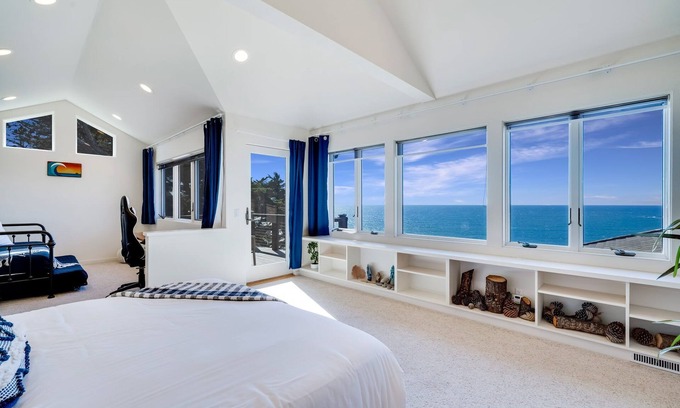 Gualala Casa | Pet-friendly Oceanfront Retreat w/King Beds & Hot Tub!