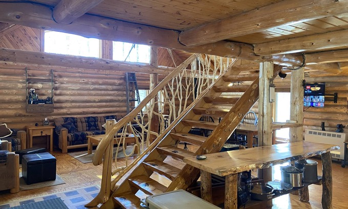 Glidden Cabina | PET FRIENDLY! Off-grid Log Cabin 60 acre Estate w Private Lake & Endless Trails!