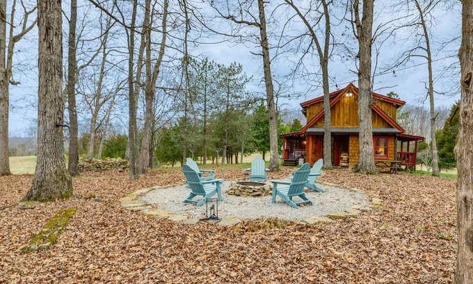 West Union Cabina | Pet-Friendly Ohio Cabin w/ Deck, Grill & Fire Pit!