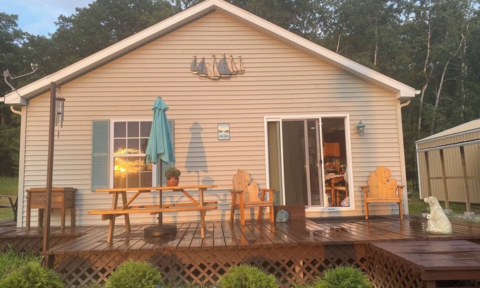 Mikado Casa | Pet friendly on 40 peaceful wooded acreas. Minutes from the beaches