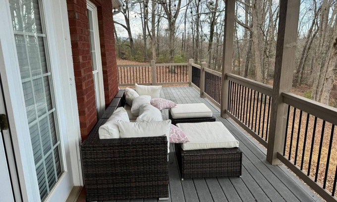 Cumming Casa | Pet Friendly on 5 Acres! 3 Master Suites Sleeps 14