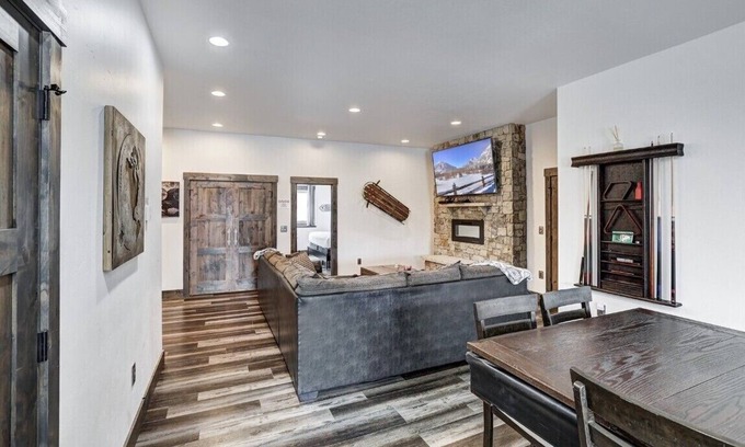 Dillon Casa | Pet Friendly Outdoor Enthusiast's Retreat. Walk to Lake Dillon!
