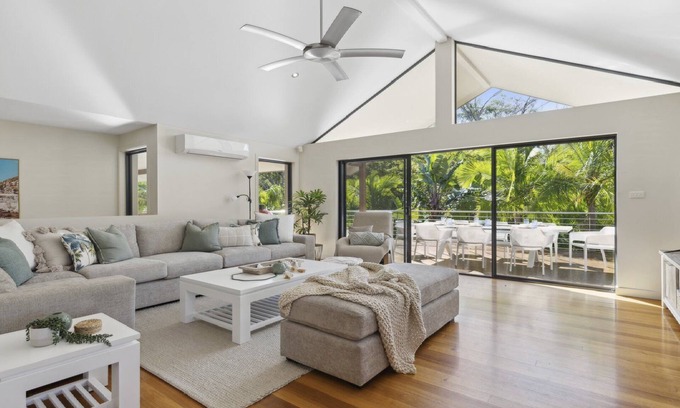 Korora Casa | Pet Friendly, Pool, Beachside BBQ Heaven, Sleeps 8-10