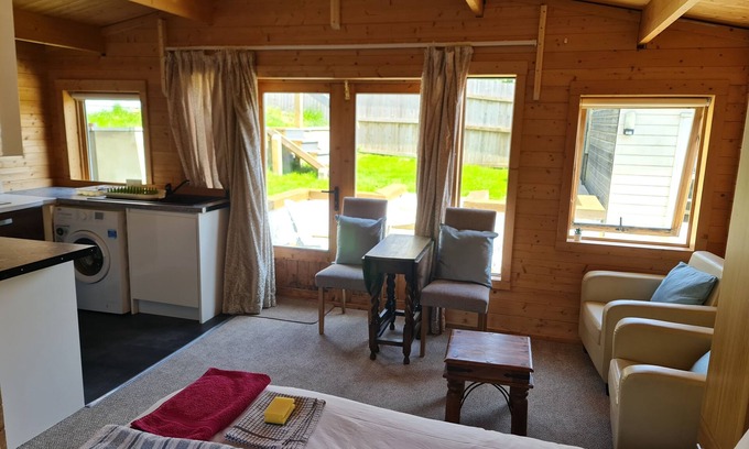 Hythe Cabina | Pet Friendly Private Cabin Town Eurotunnel Beach