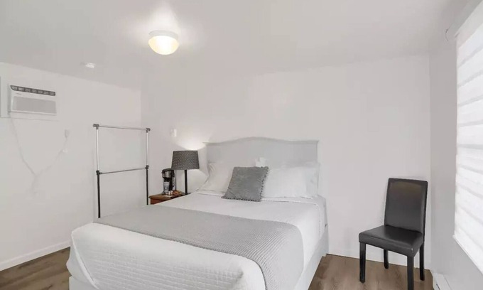 Halifax Apartamento | Pet Friendly Queen bed Room 102 at Halifax Inn