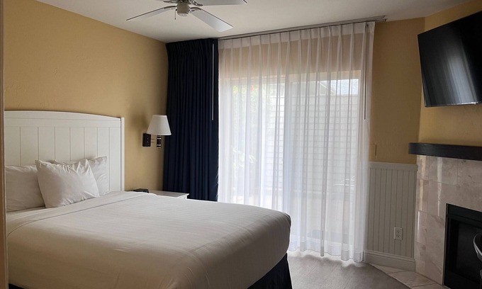 Downtown Monterey Cabina | PET FRIENDLY Queen Room at Ocean-Side Property!