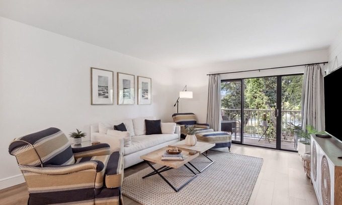 Fernandina Beach Condominio | Pet Friendly | Remodeled Beachwood Condo | Pool/Pond/Golf Course View | Beach Across the Street