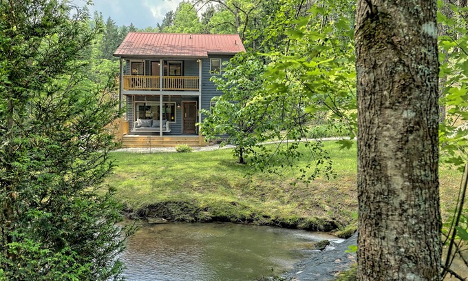 Murphy Otro | Pet Friendly Renovated Farmhouse with a Serene Rushing Creek and a fenced yard!