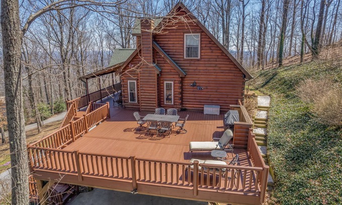 Lynn Casa | Pet-Friendly Retreat in Comfortable 4BR Bears Den