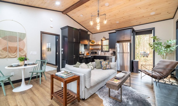 Cosby Cabina | Pet Friendly-Romantic-Theater-Firepit-Hot tub-