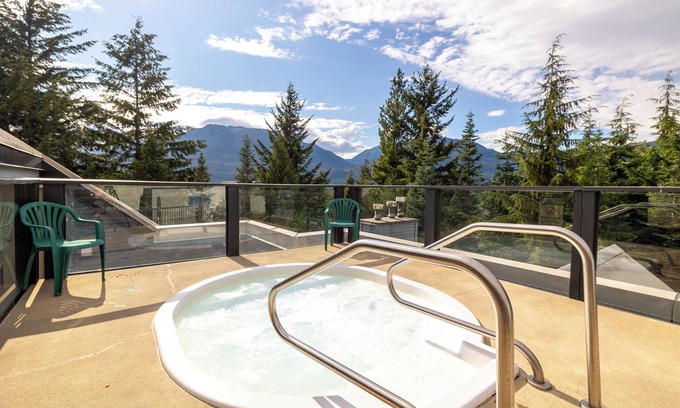 Upper Village Apartamento | Pet-Friendly Rooftop Hot Tub 15 Min Walk to Centre Free Parking & Shuttle